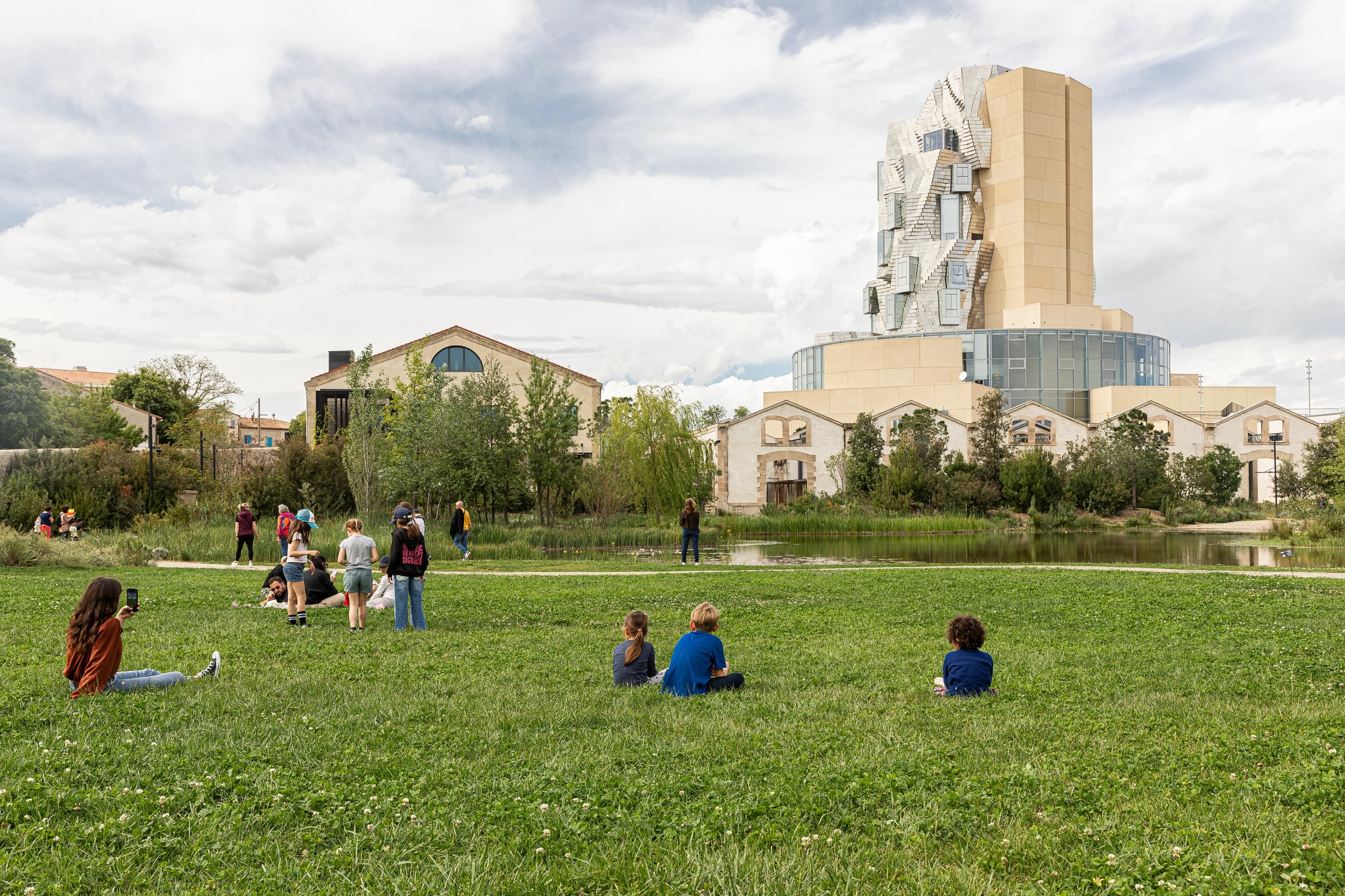 세계의 미술관 ② 지평선 위로 솟은 미래, 프랑스 루마 아를 (Luma Arles)