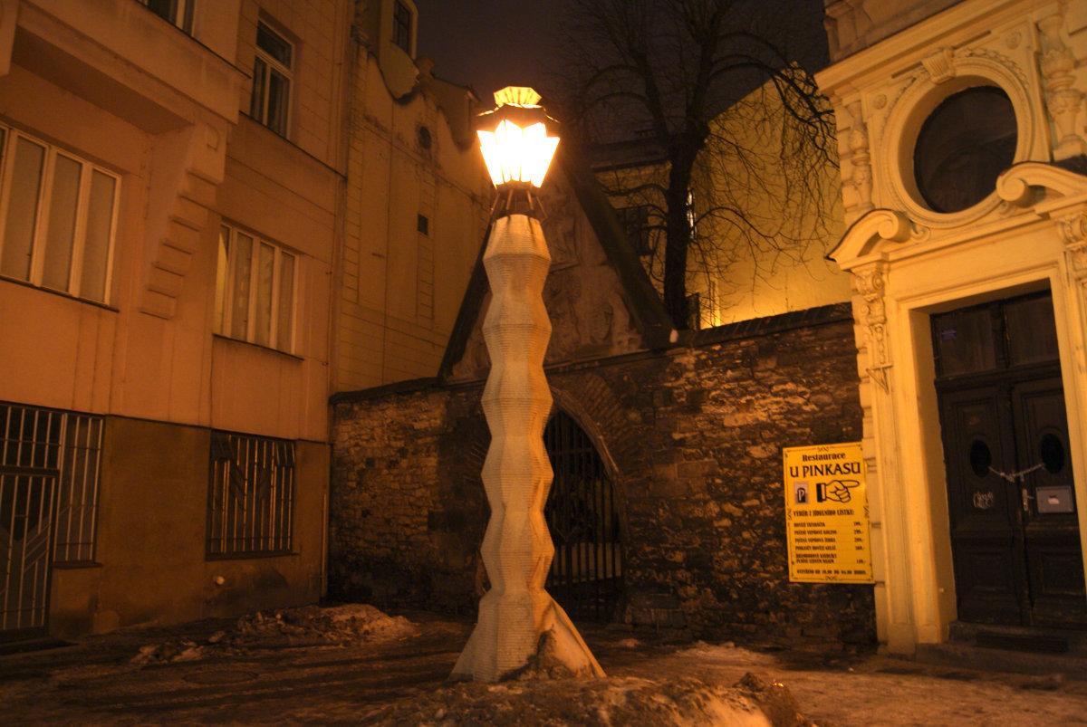 도시의 모서리를 밝히는 큐비즘 가로등