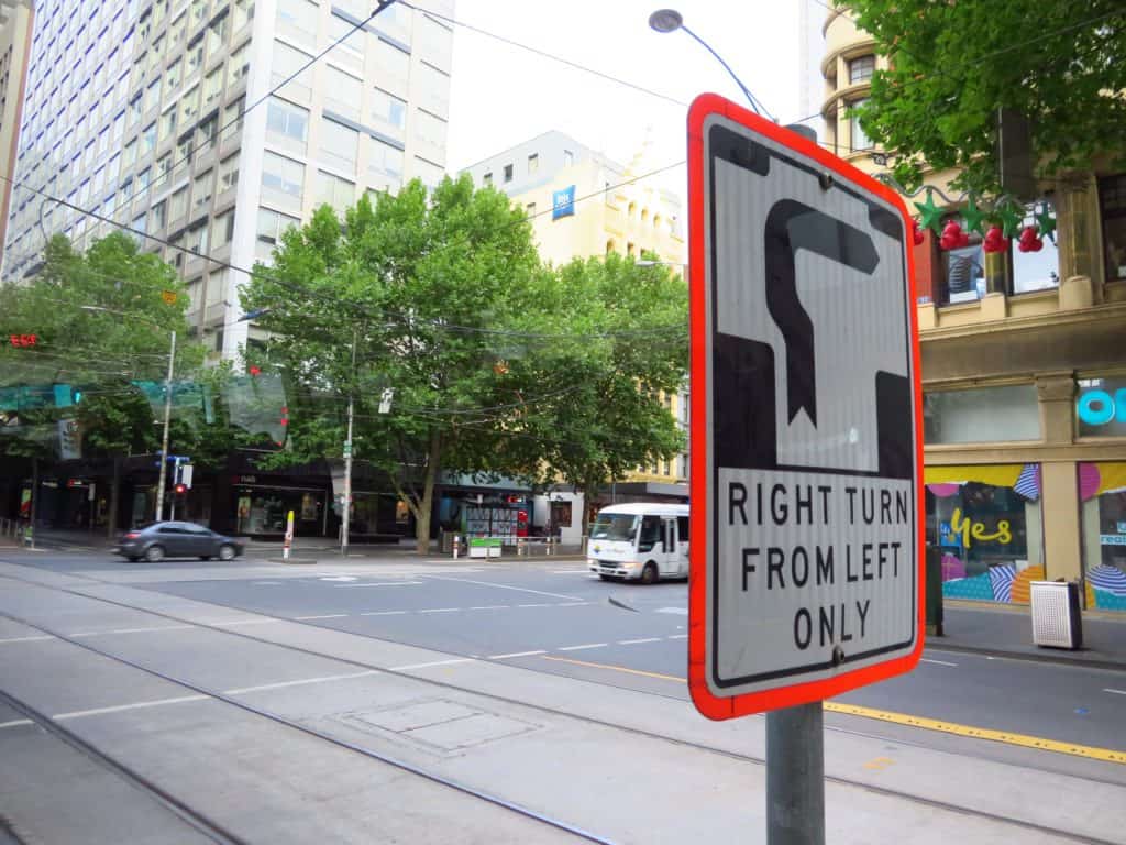 도시의 리듬을 조율하는 약속, 멜버른의 훅 턴(Hook Turn) 표지판